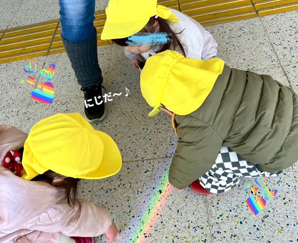 🌈❄️🌈❄️🌈❄️🌈❄️

お散歩をしていると、発見💡がありました

ガラスに反射した太陽のひかりが