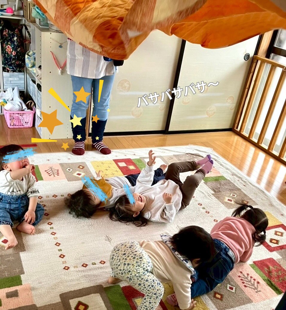 ✨🌬️✨🌬️✨🌬️✨🌬️

リトミックの一環で

子どもたちのうえで
大きなブランケットをバサバサバ
